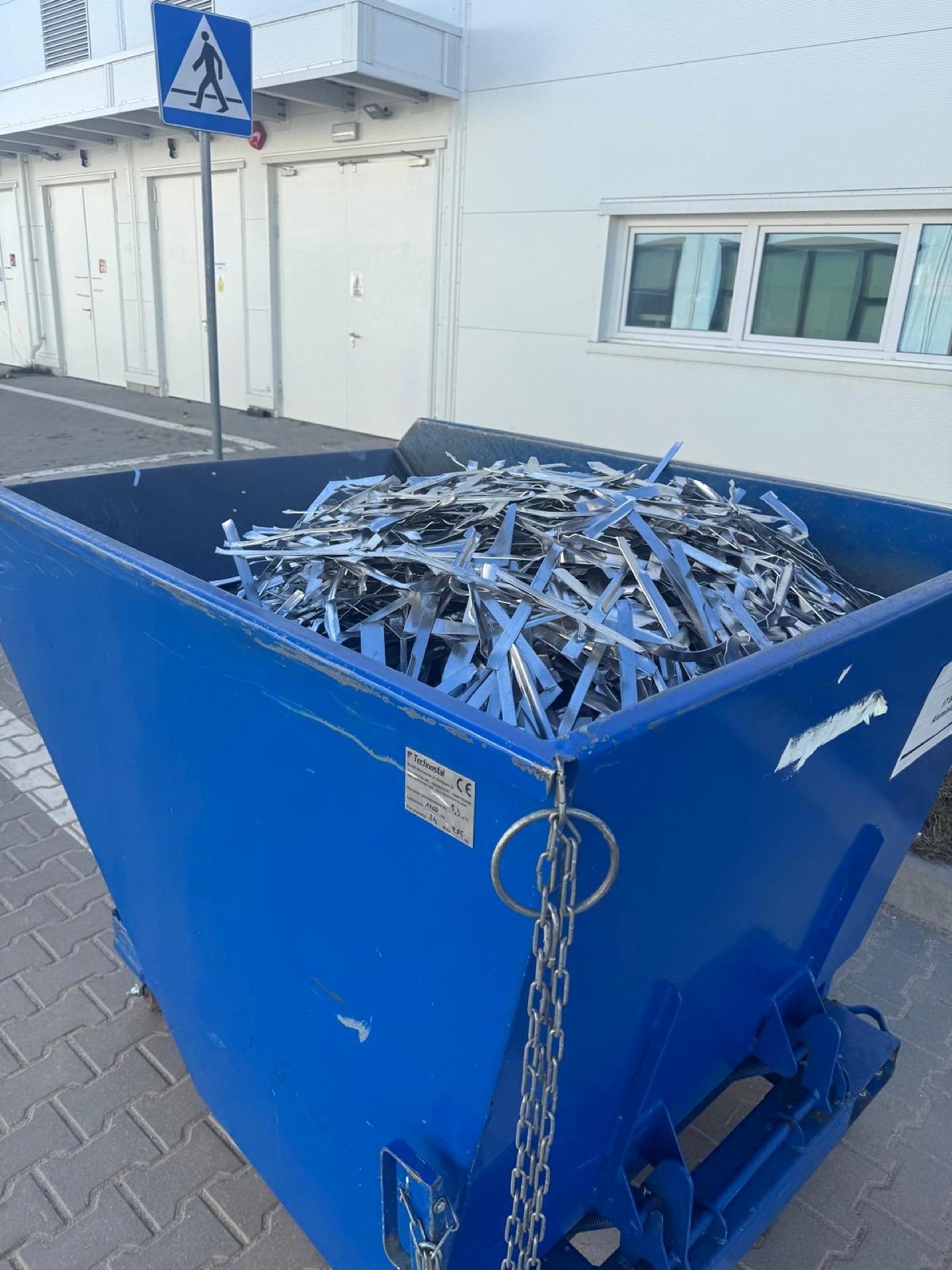 ALMANK METALS collection container – aluminium scrap loaded